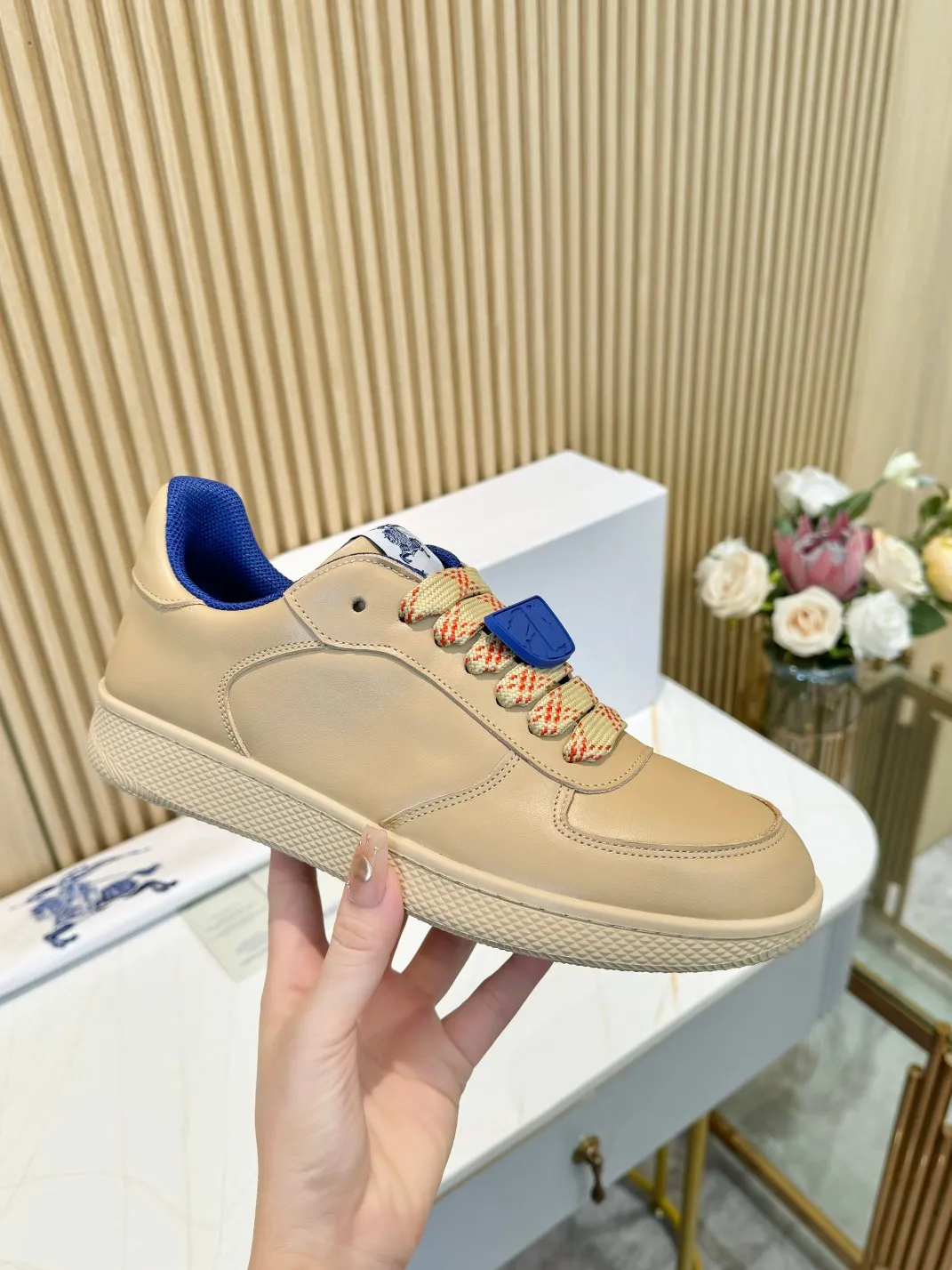 Men's men's shoes 💰560 Burberry's hot model is released. After three years, the classic plaid returns. It is versatile and decorated with worsted Burberry plaid pattern. Featuring a mesh lining and checkered laces, the rubber sole features the archive Burberry monogram. From Burberry's iconic collection, these wardrobe staples are interpreted with the brand's signature style.   ✅Fabric: classic cotton + silk cowhide ✅Lining: original board lining, silk cowhide lining for feet ✅Outsole: TPU ✅Color: apricot ✅Code number: 35-45 for men and women (35, 45 customized)